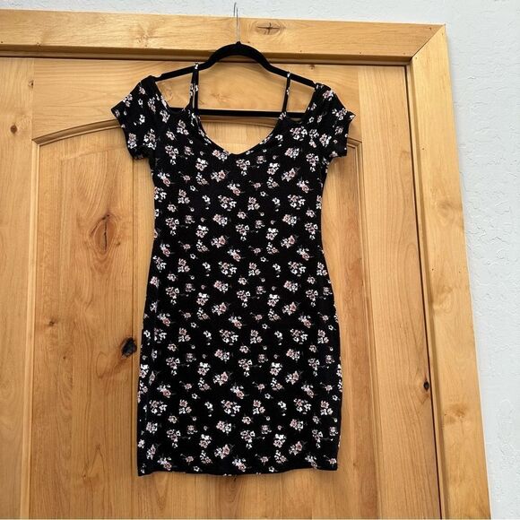 Garage black floral cold shoulder dress - Picture 1 of 9